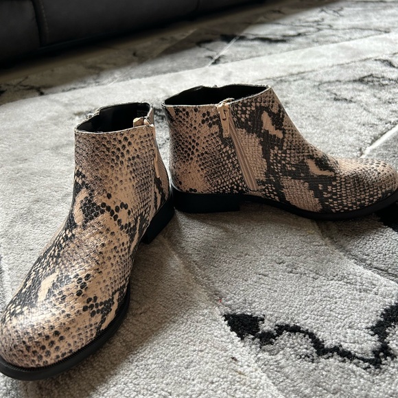 Time and Tru Black and Tan Ankle Boots - Picture 6 of 6